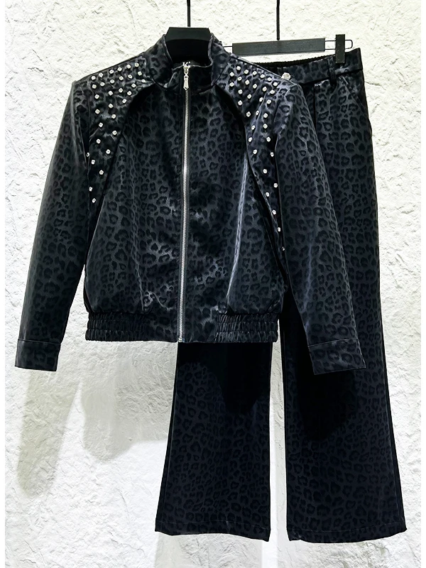 

Мужской модный комплект из двух предметов: свободные прямые брюки и куртка с тяжелой отделкой, дизайнерскими вставками из страз, леопардовым принтом и воротником-стойкой