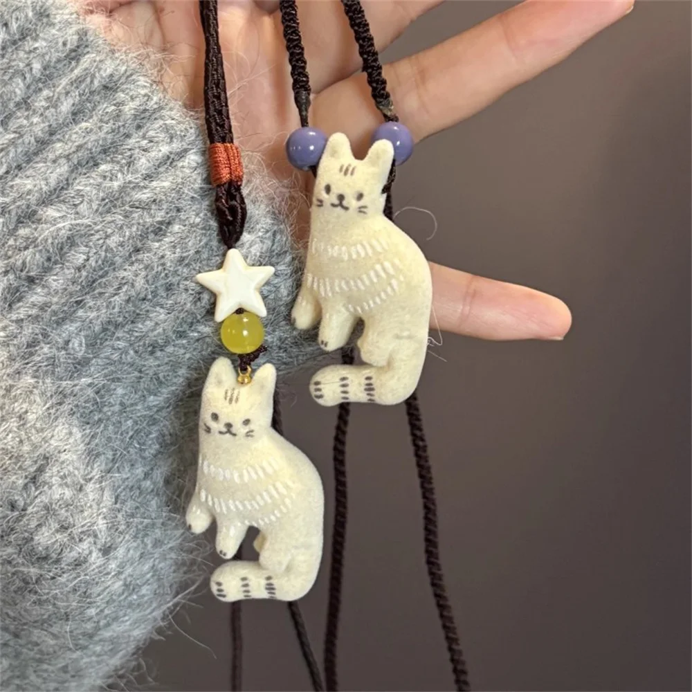 Vintage-Kätzchen-Anhänger-Halskette, handgewebtes Seil, Nischendesign, süße Katzenperlen-Pulloverkette, modisches Accessoire für Damen, Geschenk – Detail 2