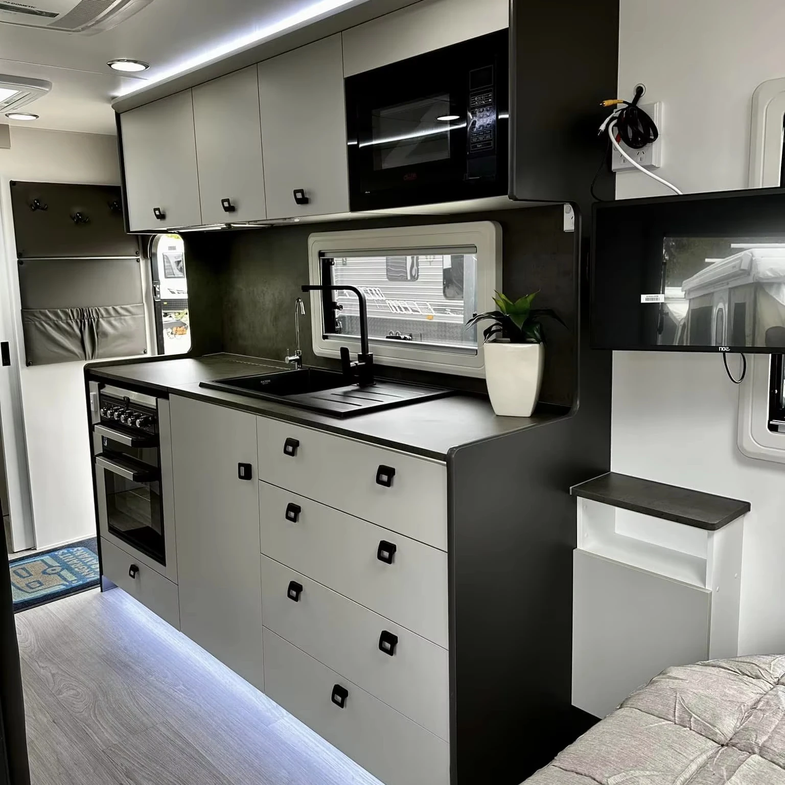

Durable RV Furniture for Travel Trailer Caravan Waterproof Fireproof Aluminum Kitchen Cabinet