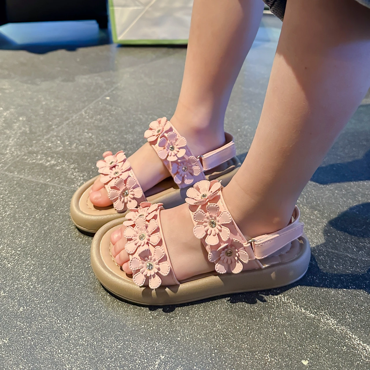 

2025 Summer New Girls Sandals Baby Cute Floral Decoration Princess Sandals Children Back Strap Closure Beach Shoes