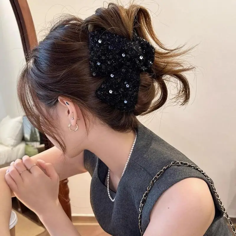 Stilvolle und elegante schwarze Haarspange mit Pailletten in Dreiecksform – perfekt für halb hochgesteckte Dutts und lockere Pferdeschwänze – Detail 5