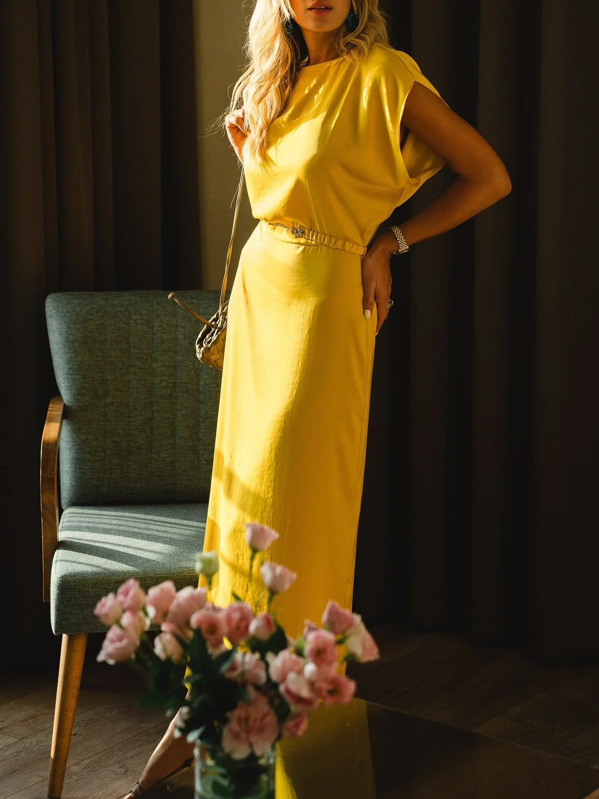 Robe texture satinée mode avec ceinture jupe longue femme jaune robe midi élégante sans manches nouveau style robe de soirée femme