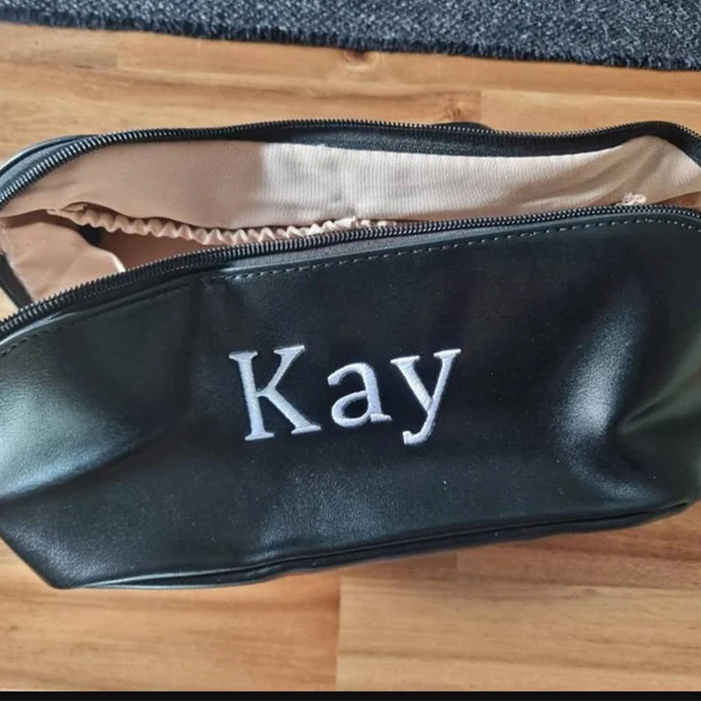 Monogrammierte Damen-PU-Make-up-Tasche, hochwertige Reise-Kosmetiktasche aus Leder für Mädchen, individuell bestickte Geschenk-Kulturbeutel mit Namen