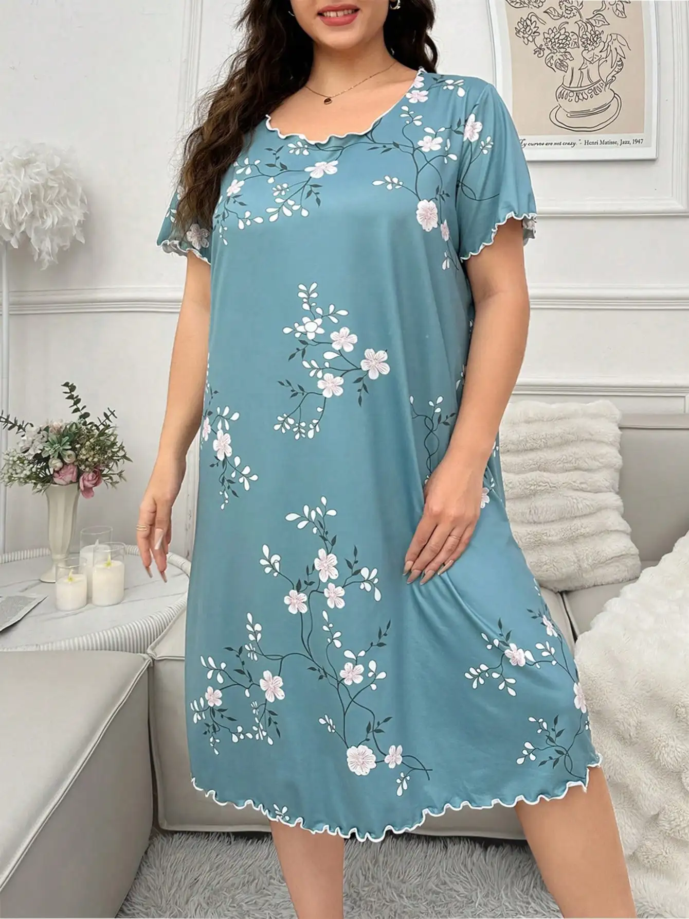 

Платье для сна больших размеров с цветочным принтом, короткими рукавами и фестончатым краем
