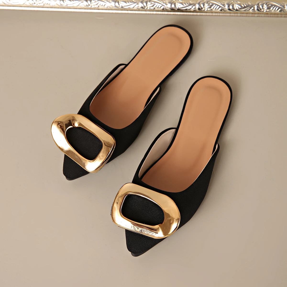 

Designer New Summer Women Flat Slippers Fashion Metal Chain Pointed Toe Sandals Casual Shoes Outside Slippers Women Slides