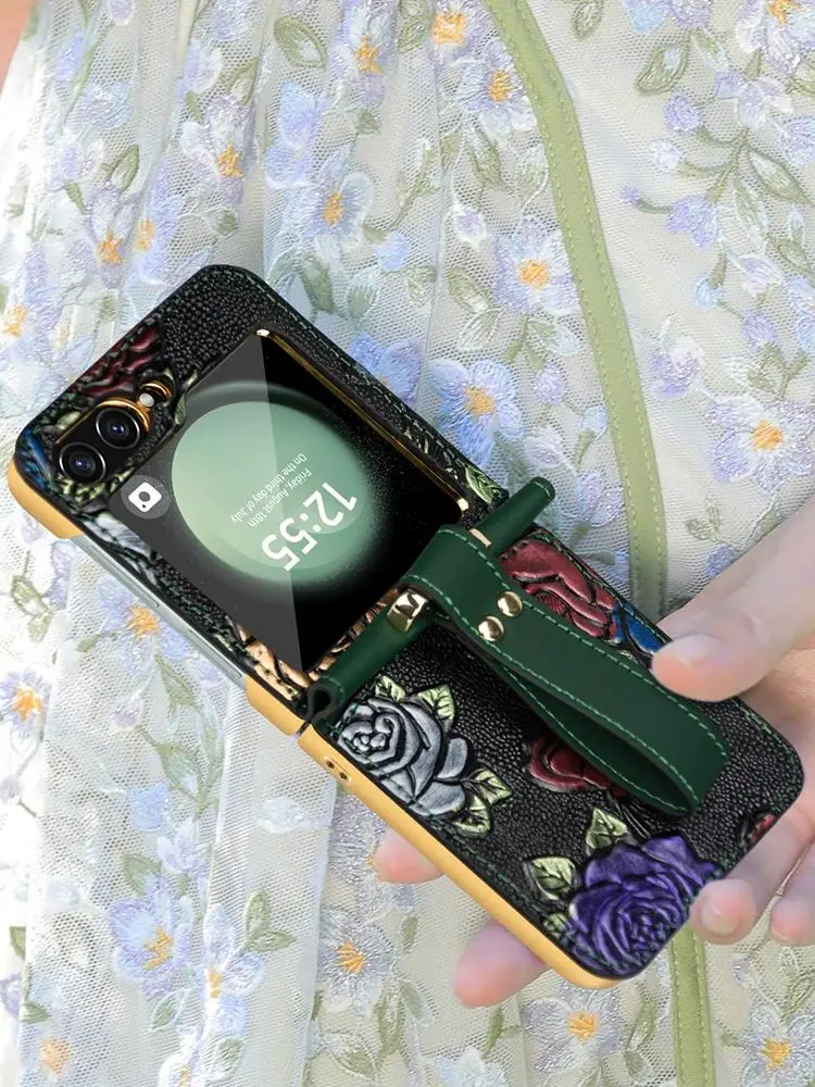 VIETAO Mode Relief Schilderijen Bloem PU Lederen Telefoonhoesje Compatibel met Samsung Galaxy Z Flip 7 6 5 4 3 hoesje met polsbandje - afbeelding 2
