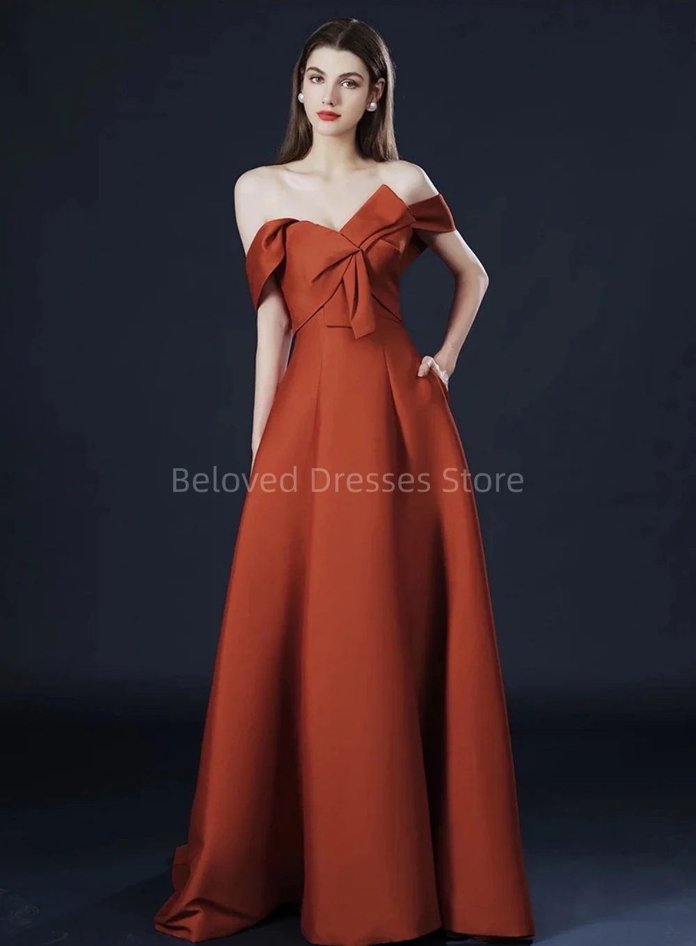 Elegant Boat Neck Satin Long Evening Dresses Brick Red Off the Shoulder A-Line Backless Celebrity Prom Gowns 2023 De Soriee