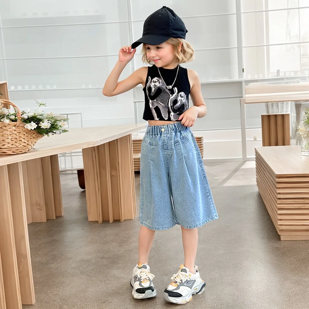 Girls' sequin denim shorts, stylish and versatile, for children aged 5-15, with a three-dimensional wrinkled effect to them look