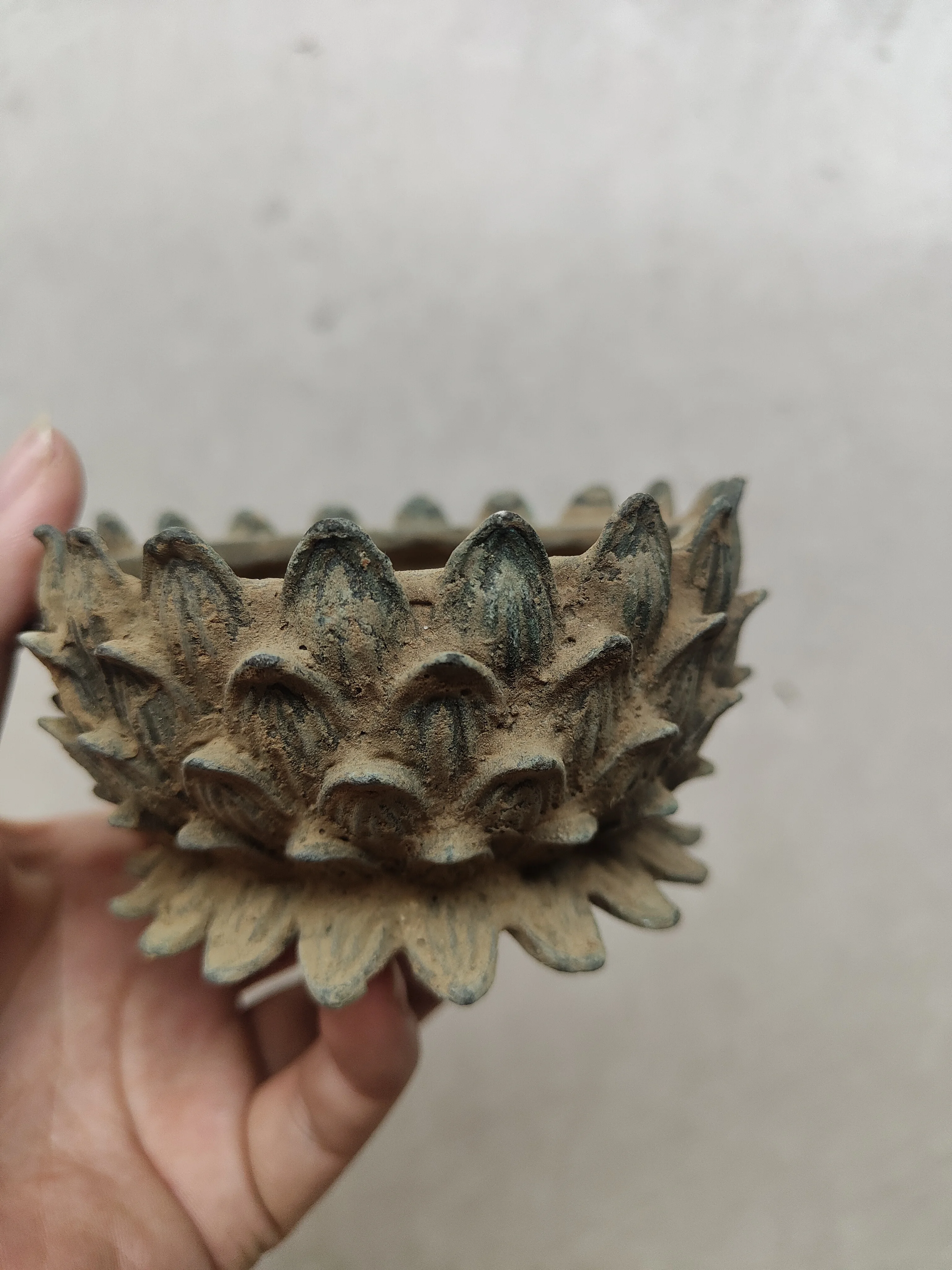 

Chinese bronze collection brass with earthen paste lotus decoration