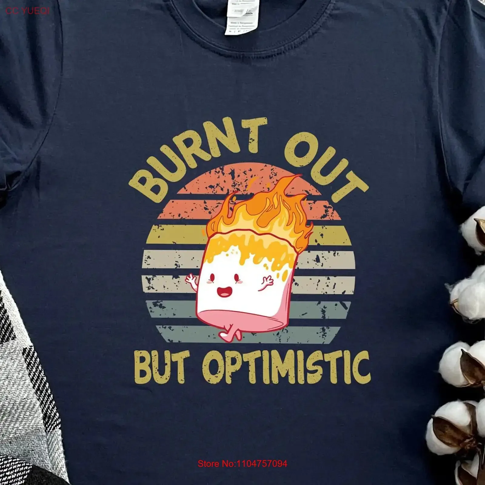 T-shirt « Burnt Out But Optimistic » – Citations drôles, proverbes humoristiques, tendance, mignon, sarcastique, vintage, streetwear délavé, extensible