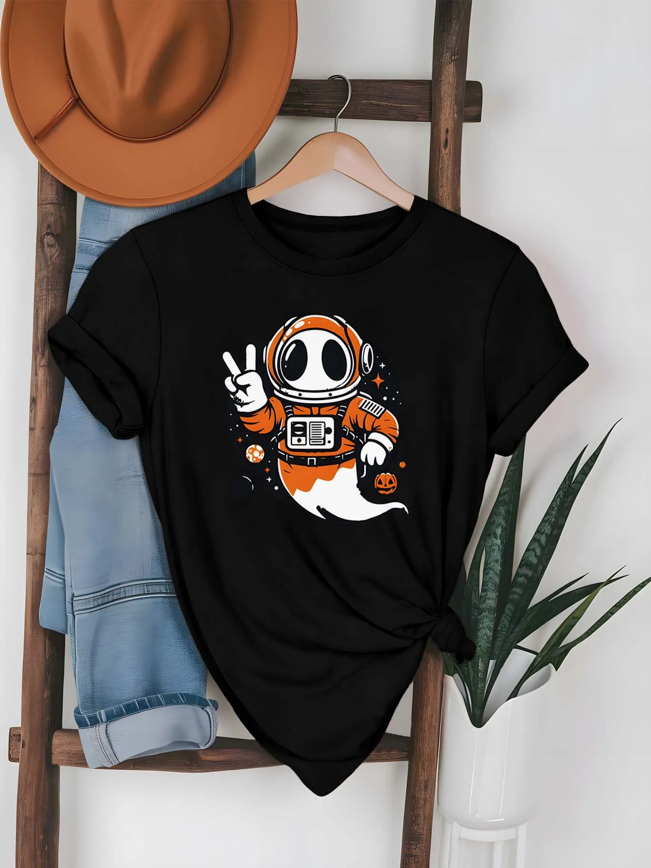 Petualangan Astronot Ukuran Besar Menanti dalam Kaos Grafis Perjalanan Luar Angkasa