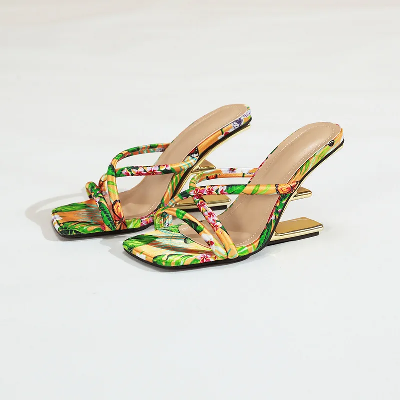 

Женские туфли-мюли с квадратным носком на высоком каблуке, с цветовыми блоками, золотистым фигурным каблуком, с перекрестными ремешками, модные, в стиле подиумной моды, на шпильке