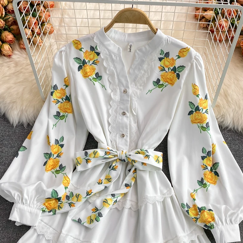 

2023 Popular Water Soluble Trims Print Flower Dress Women Long Puff Sleeve V Neck Cascading Ruffles Lace Up White Vestidos