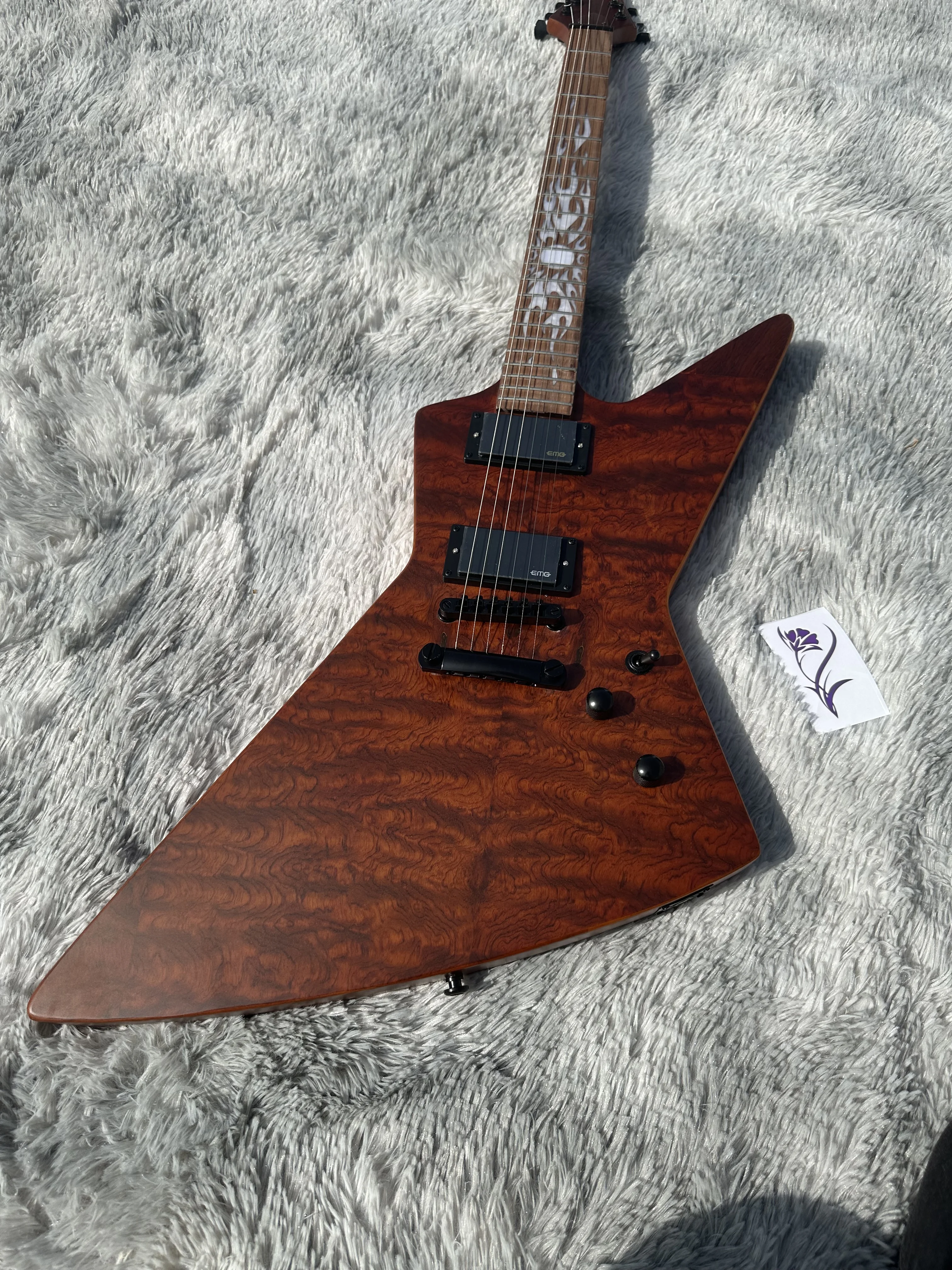 Irregular electric guitar, made of imported wood, torch inlaid fingerboard, EMG pickup, matte, in stock, lightning package