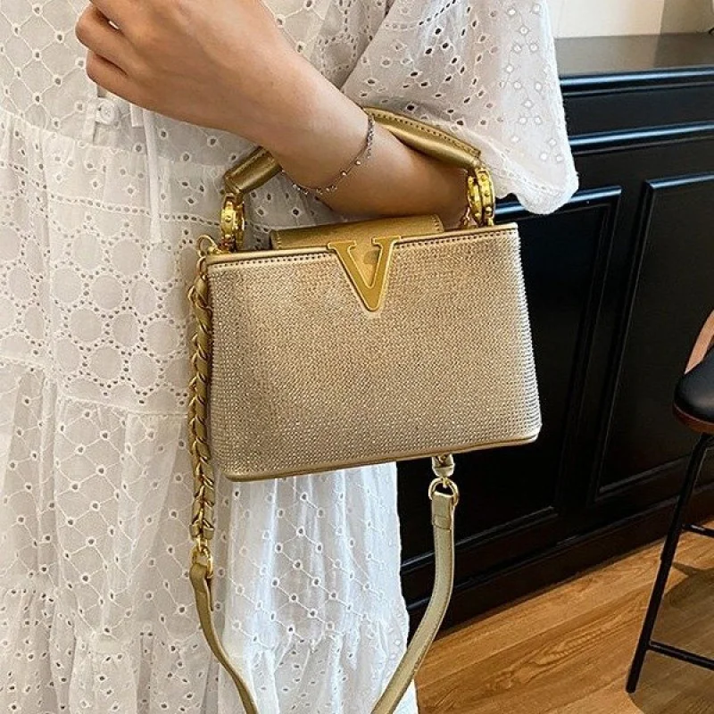 กระเป๋าสะพายข้างผู้หญิงระดับไฮเอนด์ ผลิตจากหนังคุณภาพดี โดดเด่นด้วยดีไซน์ที่ได้แรงบันดาลใจจากนักออกแบบ และลุควินเทจแบบปารีส ​