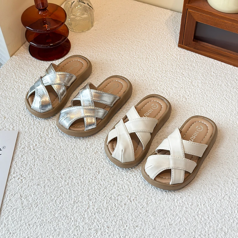 

Летние новые детские шлепанцы 2026: модные тапочки с перекрестными ремешками для девочек, повседневная обувь для дома и улицы, нескользящие детские модные тапочки