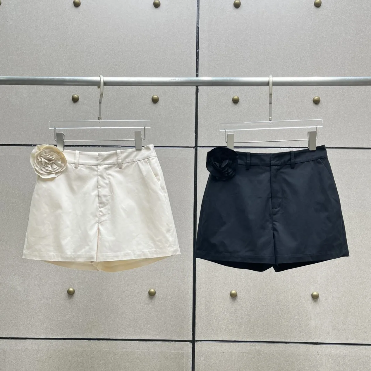 2025 New Arrival Y2K Style Ivory & Black High-Waisted Shorts with 3D Flower Embellishment - Trendy Casual & Office Wear Bottoms