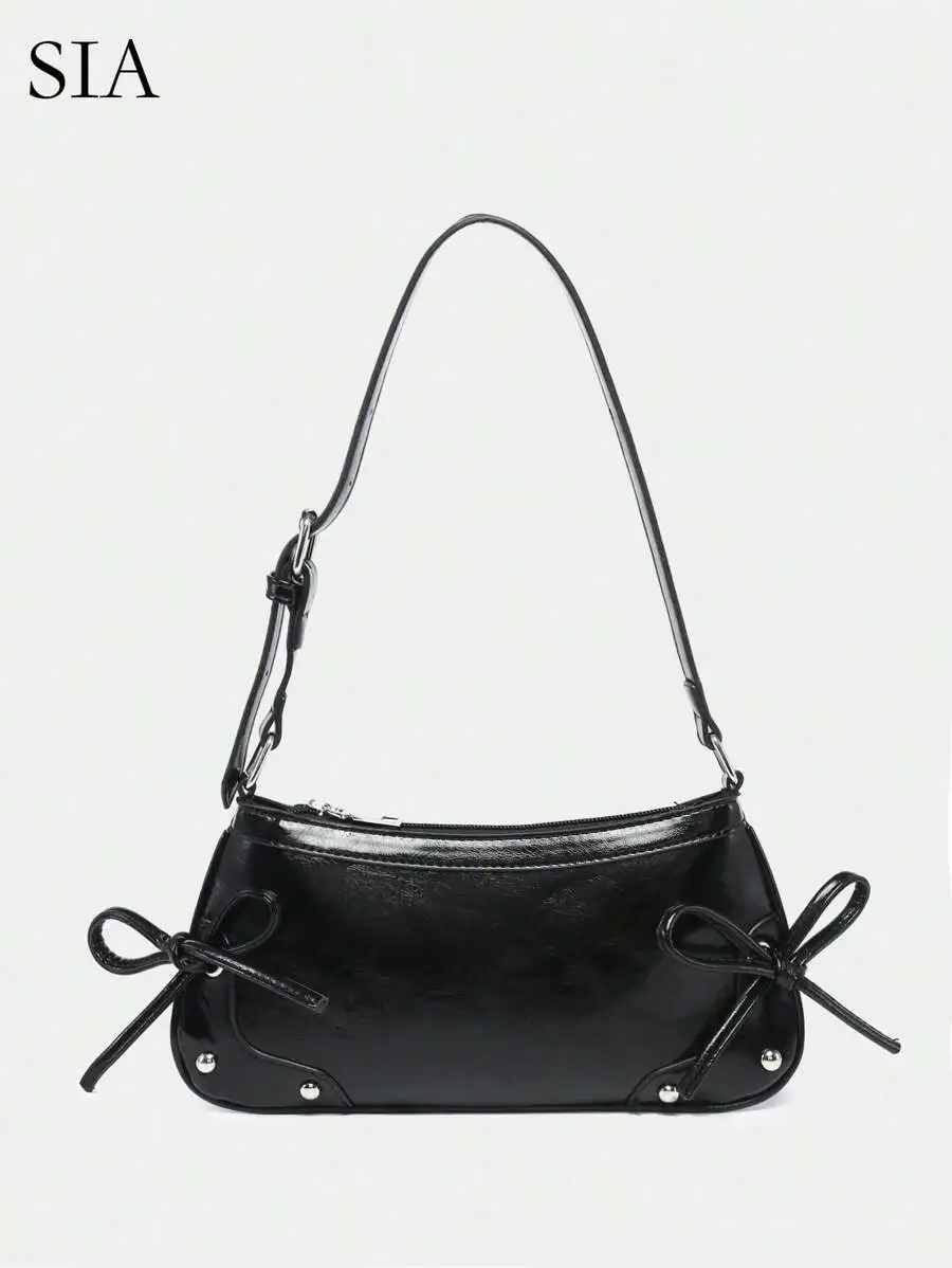 

Черная глянцевая сумка-седло с бантом и регулируемым ремнем