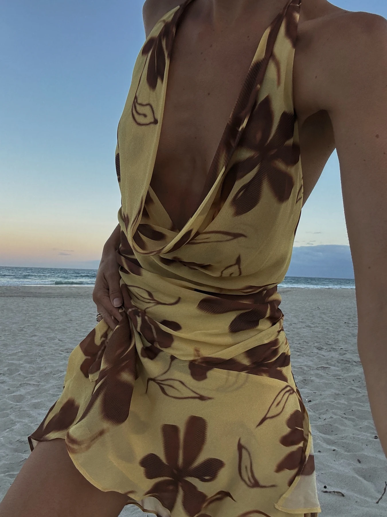 SUCHCUTE Beach Holiday Bedrucktes, schnürbares, buttergelbes Kleid für Damen, sexy Neckholder, rückenfreies Minikleid, elegante, ärmellose Robe