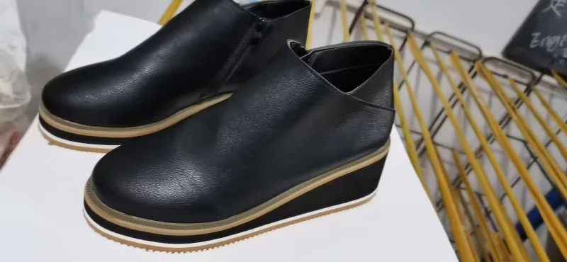 2025 Neue Damenstiefel Designer Keilabsatz Plateau-Stiefel Modische Reißverschluss-Knöchelstiefel für Damen PU-Leder Freizeitstiefel Botas De Mujer – Detail 7