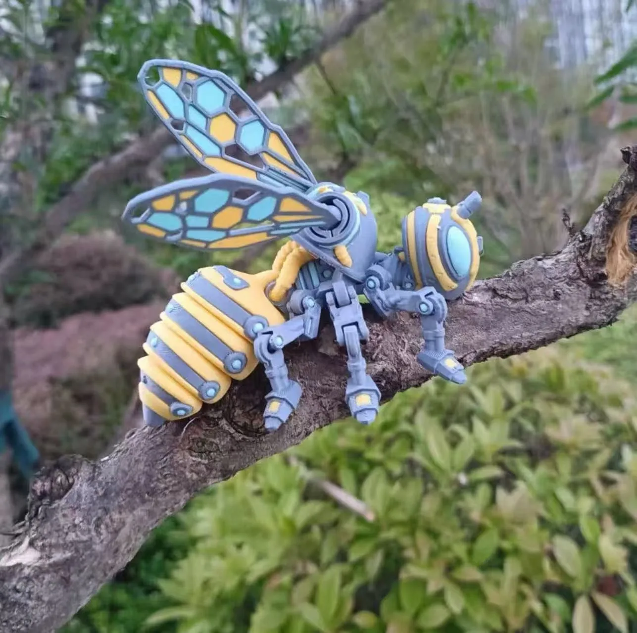 Figura mobile modello Bumblebee anatomicamente accurato Articolo da collezione stampato in 3D con giunti posizionabili per l'arredamento dell'home office