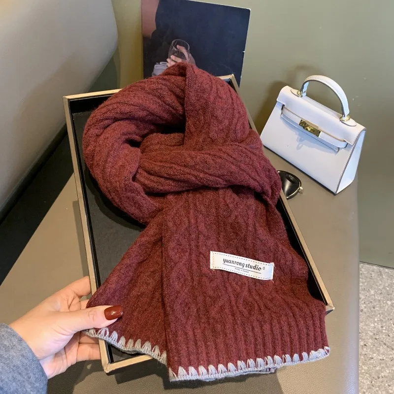 

Knitted scarf in autumn and winter, solid color twist, high-end versatile, unique niche, comfortable and warm, hemmed neck