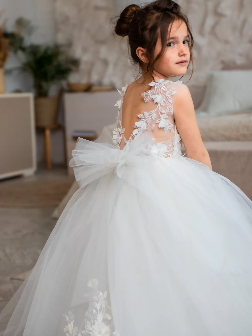 ชุดเดรสเด็กผู้หญิงสำหรับงานแต่งงาน ผ้าทูลล์ประดับลูกไม้ แขนกุด ผูกโบว์ยาว ด้านหลังเป็นรูปตัววี ดีไซน์หรูหรา