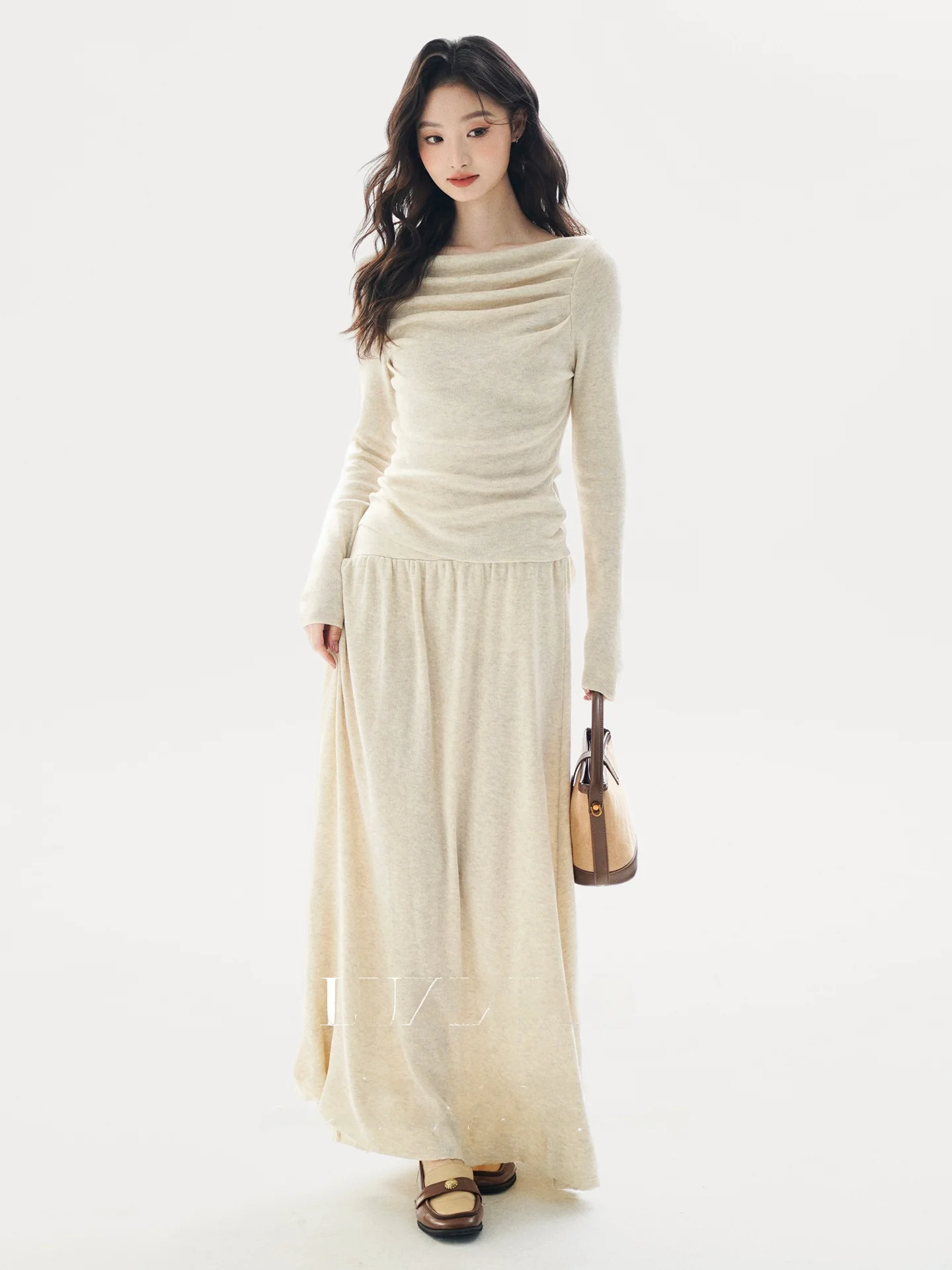 

LUXIXIAO 2026 Новинка: Корейский модный теплый весенний комплект для женщин — трикотажная футболка с длинным рукавом и юбка с высокой талией