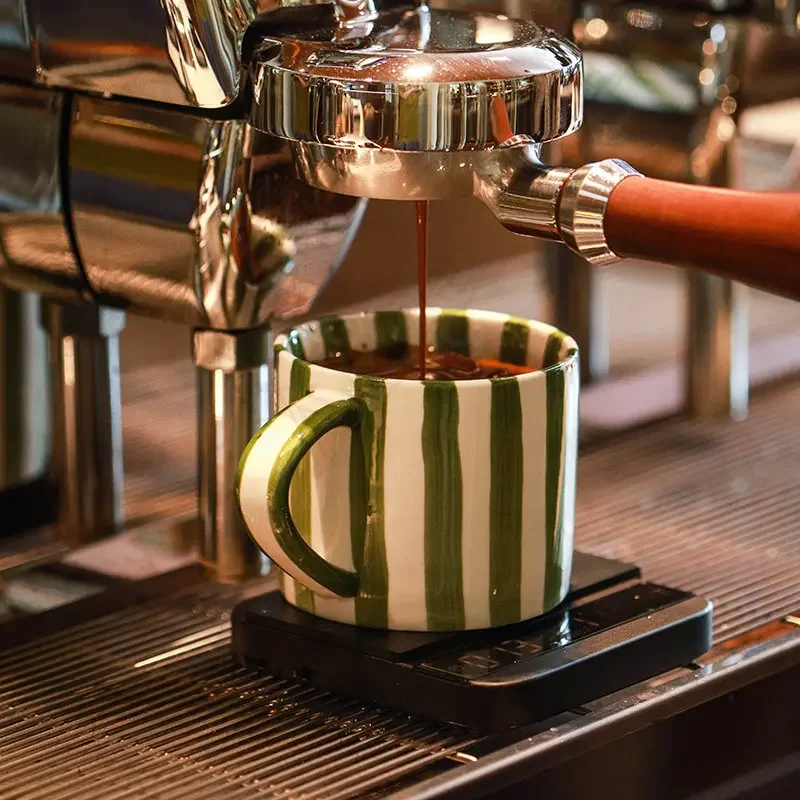 Taza  café  cerámica pintada a mano, platillo nórdico con patrón  líneas simples para corar platos  cena, té  la tar