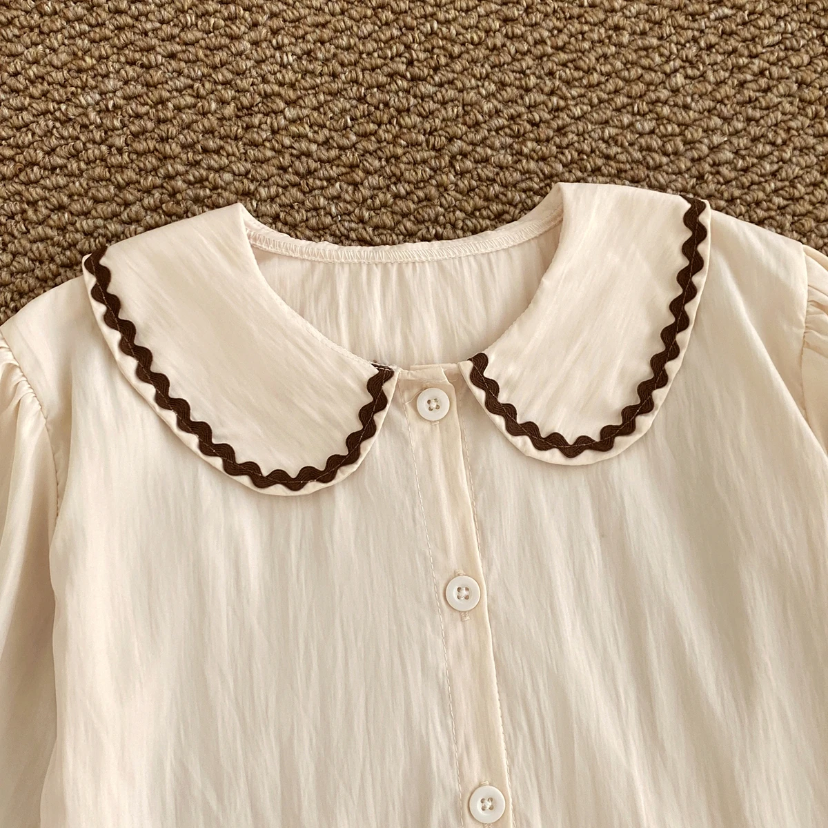 Koreanischer Mädchenanzug, Herbst, neues, süßes Cardigan-Oberteil mit Puppenkragen und langen Ärmeln, modische Hose mit weitem Bein, zweiteiliges Mädchen-Kleidungsset. – Detail 4