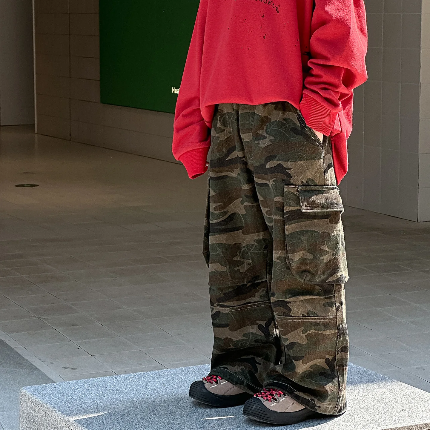 خريف جديد بنين وسيم واسعة الساق سراويل تقليدية 2025 ملابس الأطفال الأولاد المألوف كل مباراة السراويل البضائع المموهة