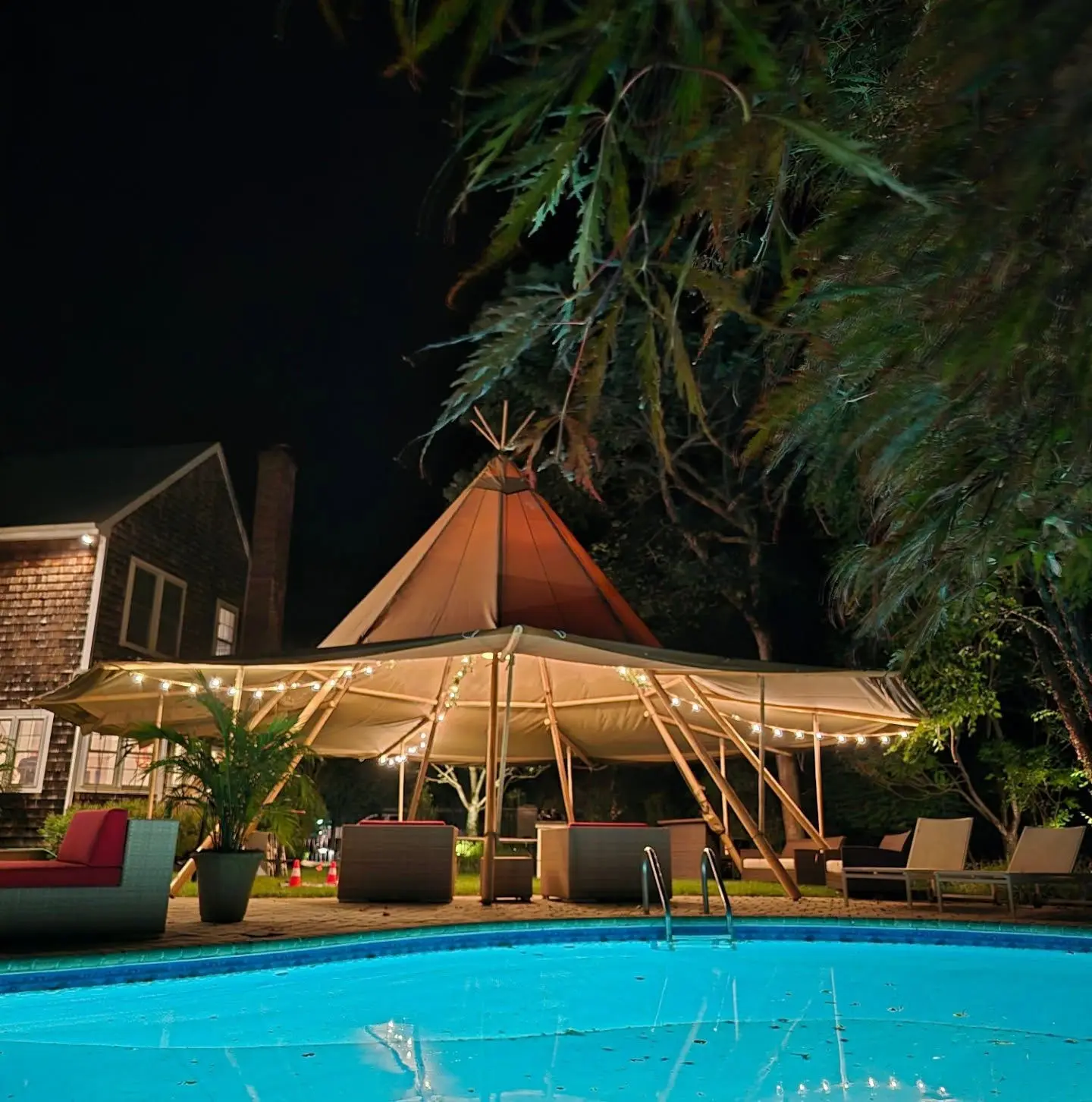 

Factory Price Outdoor Waterproof Luxury Big Party Restaurant Glamping Tipi Oxford Camping Teepee Indian Pyramid Safari Tent