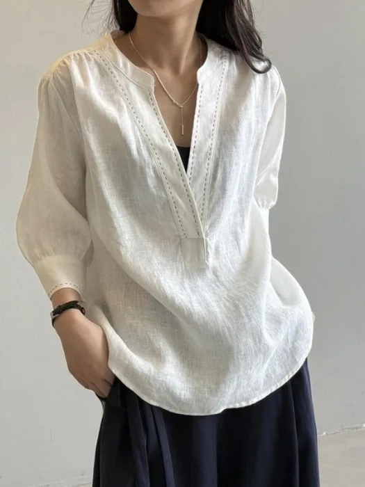 

Artistic V-Neck Loose Fit Linen Shirt Women's Large Size Casual Comfortable Slimming White Overhead Top Stitching Design