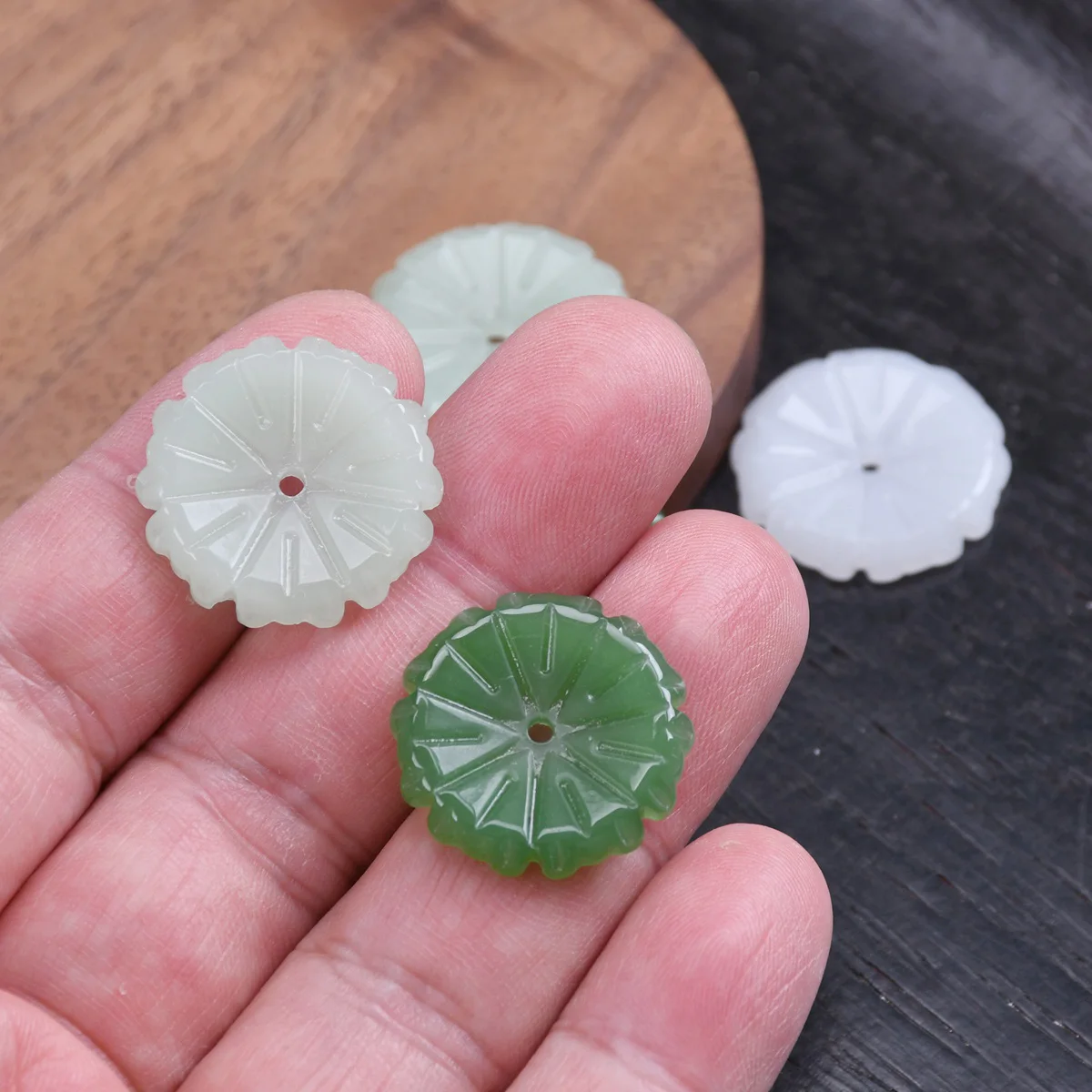 10 Stück grüne Lotusblatt-Form 23mm handgefertigte Lampwork-Glasperlen für Schmuckherstellung DIY Blumen-Bastelzubehör – Detail 3