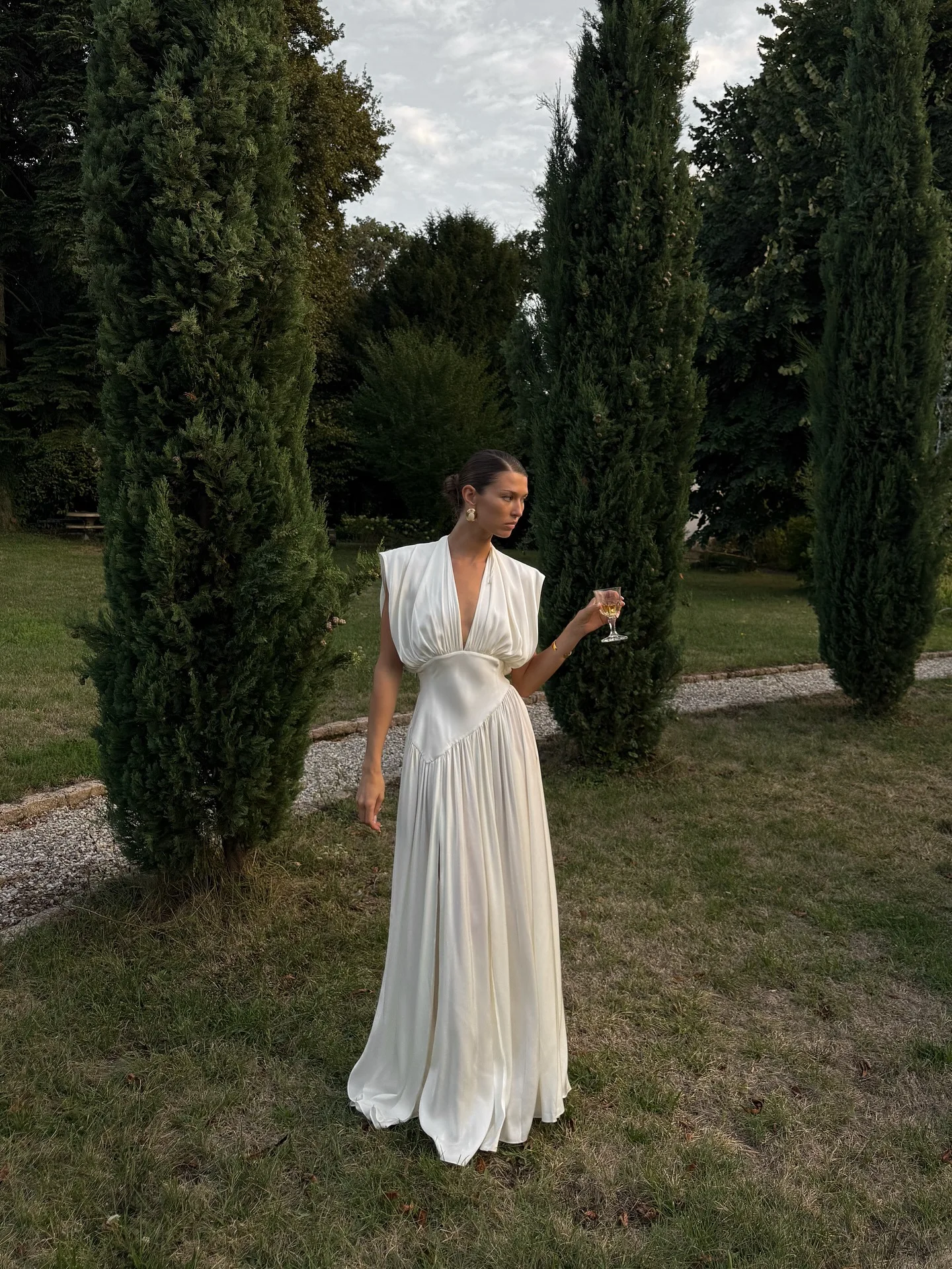 Vestidos de Festa em Cetim Branco para Mulheres, Elegantes, com Decote em V Profundo, Cintura Alta, Sem Mangas, com Fenda, para Férias e Banquetes, Novos