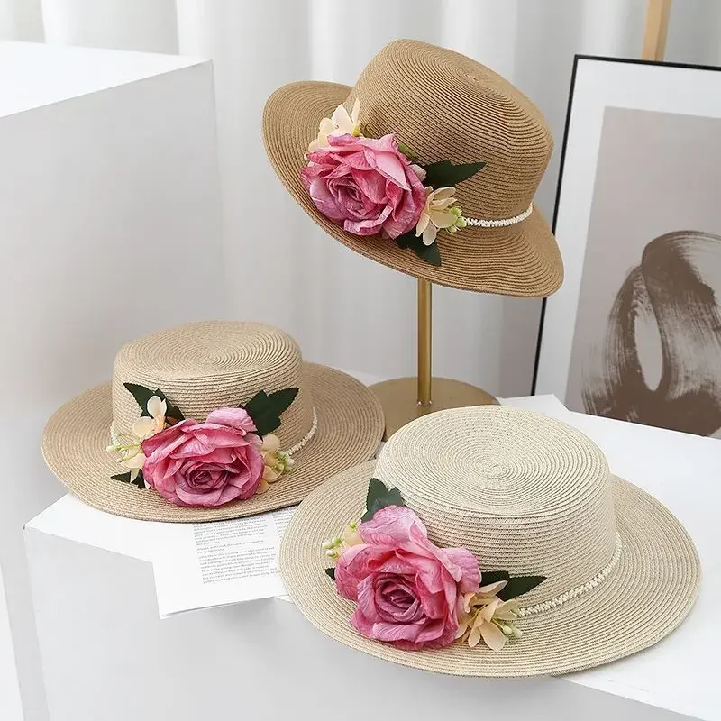 صيف 2025 يجب اقتناؤه! قبعة شمس مسطحة مصنوعة يدويًا للسيدات من القش بتصميم زهور وحماية من الأشعة فوق البنفسجية لرحلات الشاطئ