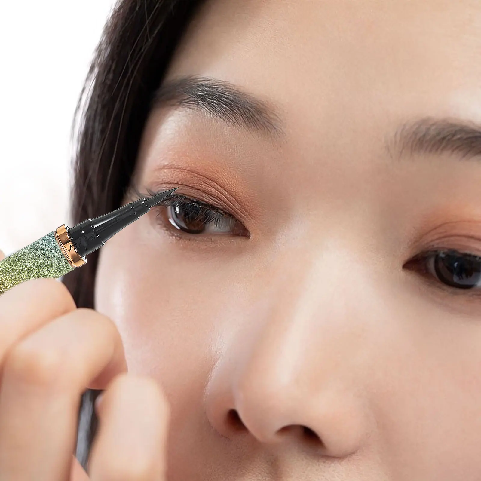 ソフトタッチ仕上げのアイライナーペン 色褪せしにくい コンパクトサイズで自然なアイメイクが可能 女性用アイライナー