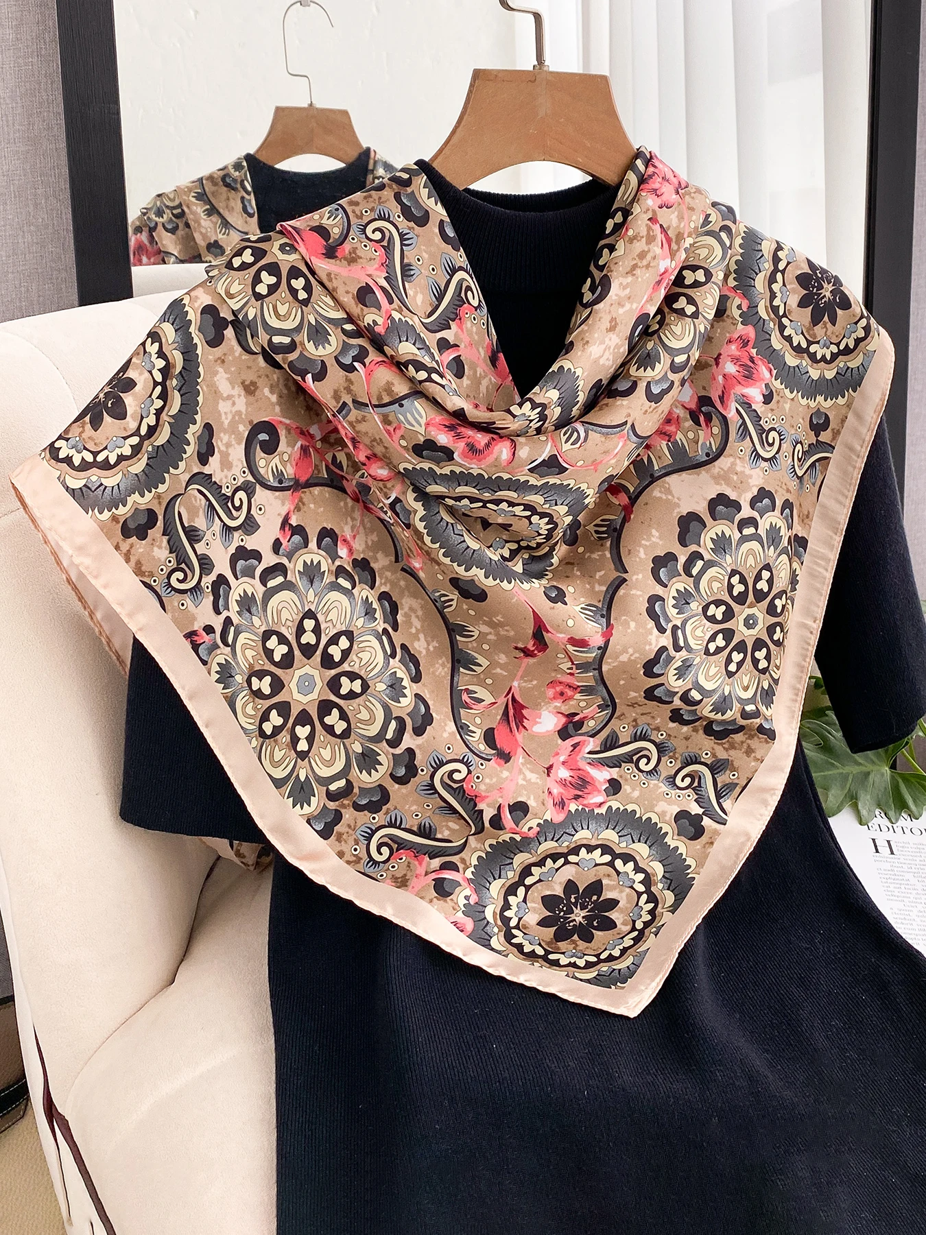 Europäischer Retro-Stil Bedruckter Imitat-Seidenschal 90x90cm Quadratischer Kopfschal für Damen Schals Bandana Damen-Hijabs – Detail 4