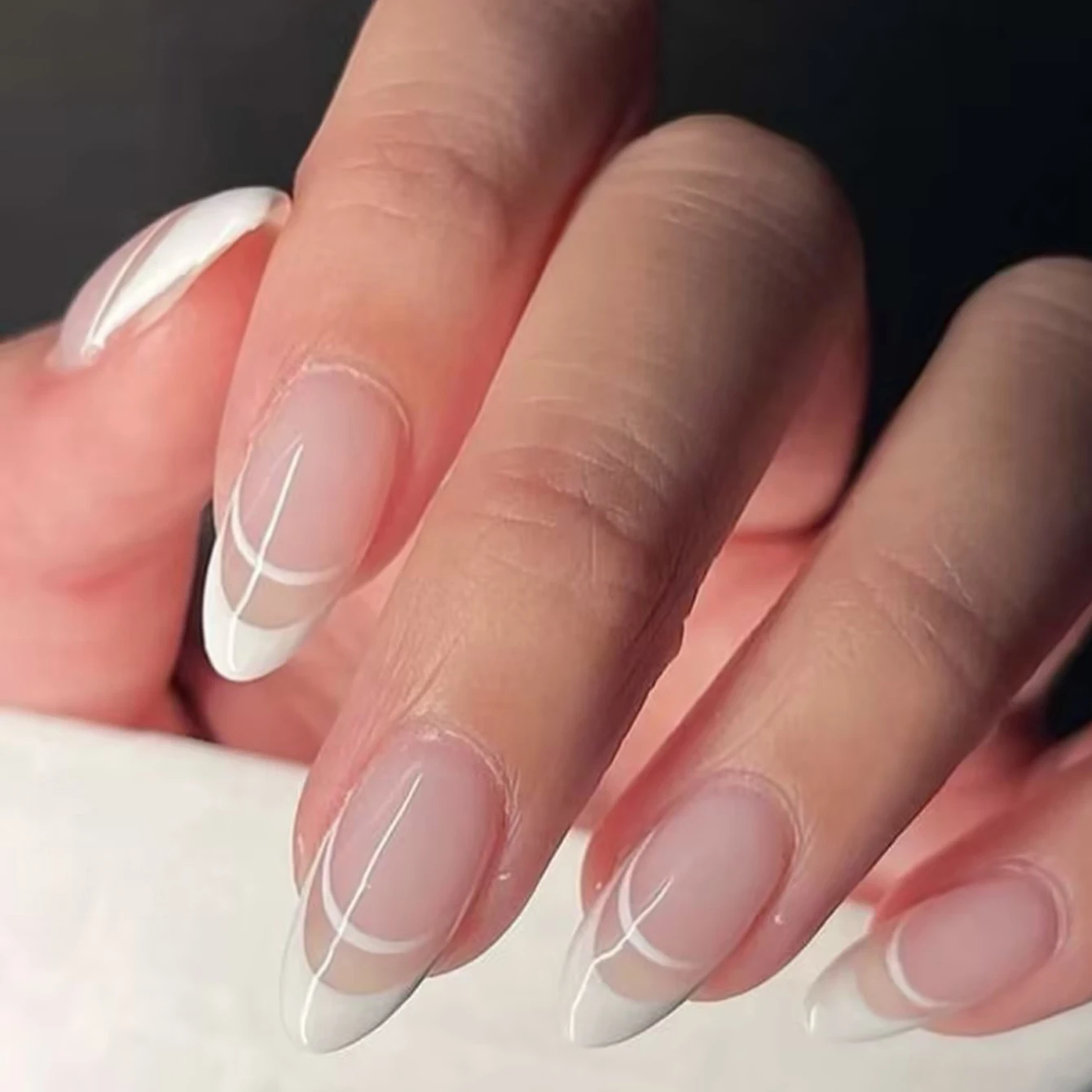 24 Stück, kurze, quadratische, künstliche Nägel in Nude-Rosa, mit goldenen Linien und einem Herzmuster, komplettes Set mit künstlichen Nägeln, 1 Nagelfeile und 1 Nagelklebestreifen. – Detail 1