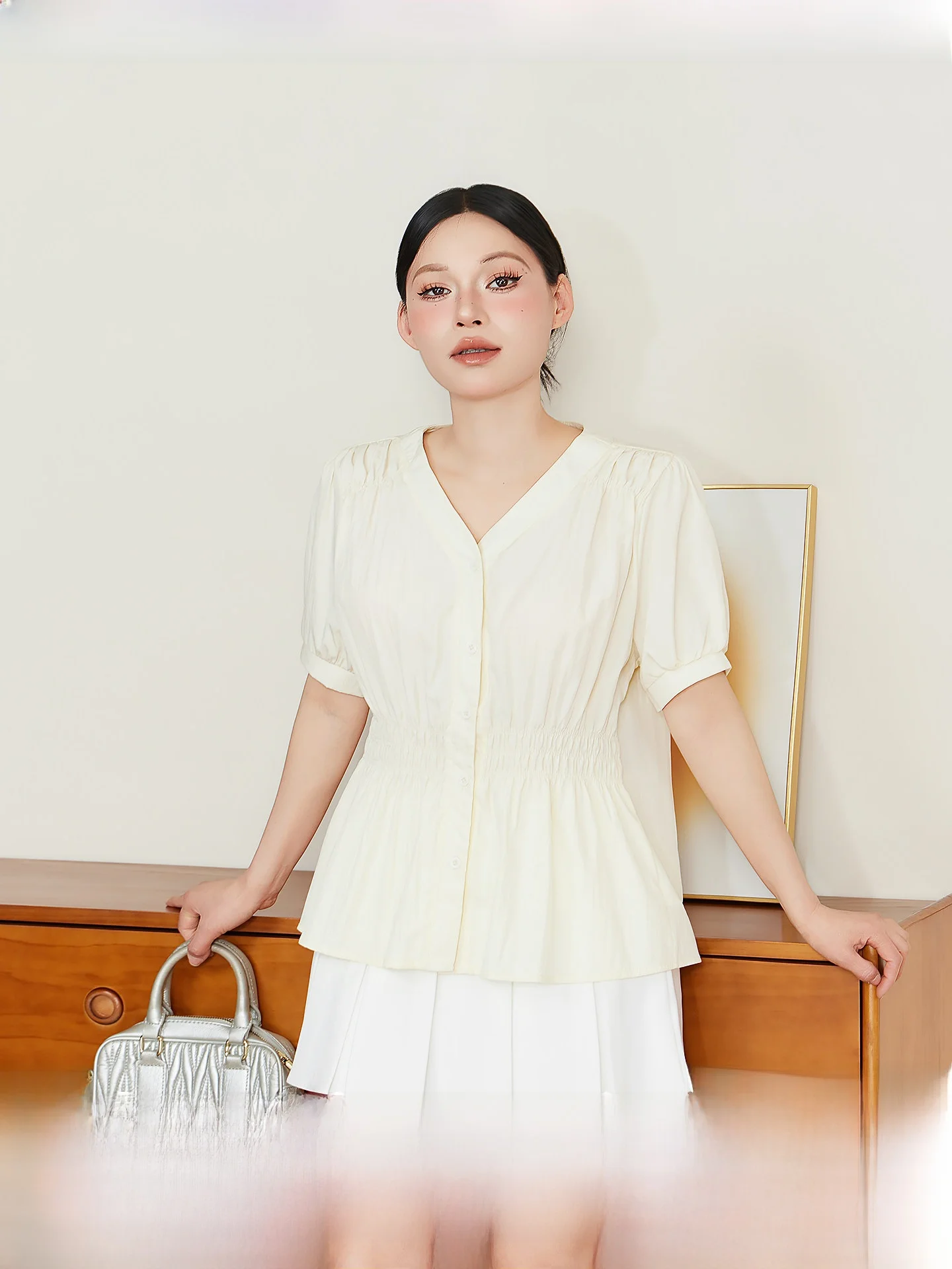 

Женская рубашка больших размеров: уникальная, красивая, свободного кроя, с эффектом утяжки талии, V-образным вырезом, коротким рукавом, подходит для пышных форм, с открытыми плечами.