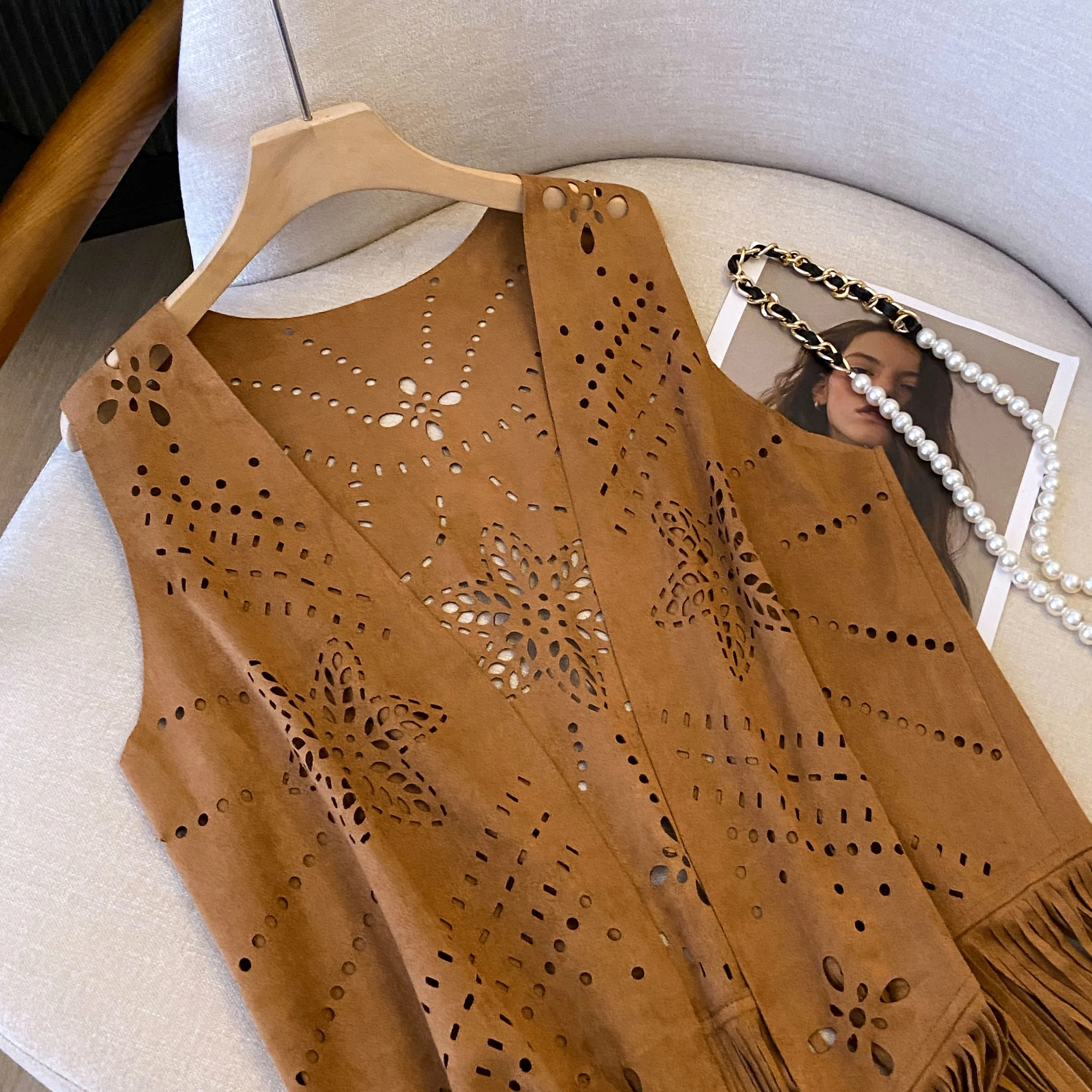 Colete de Camurça com Franjas Longas e Bordado Floral em Estilo Casual para Mulheres