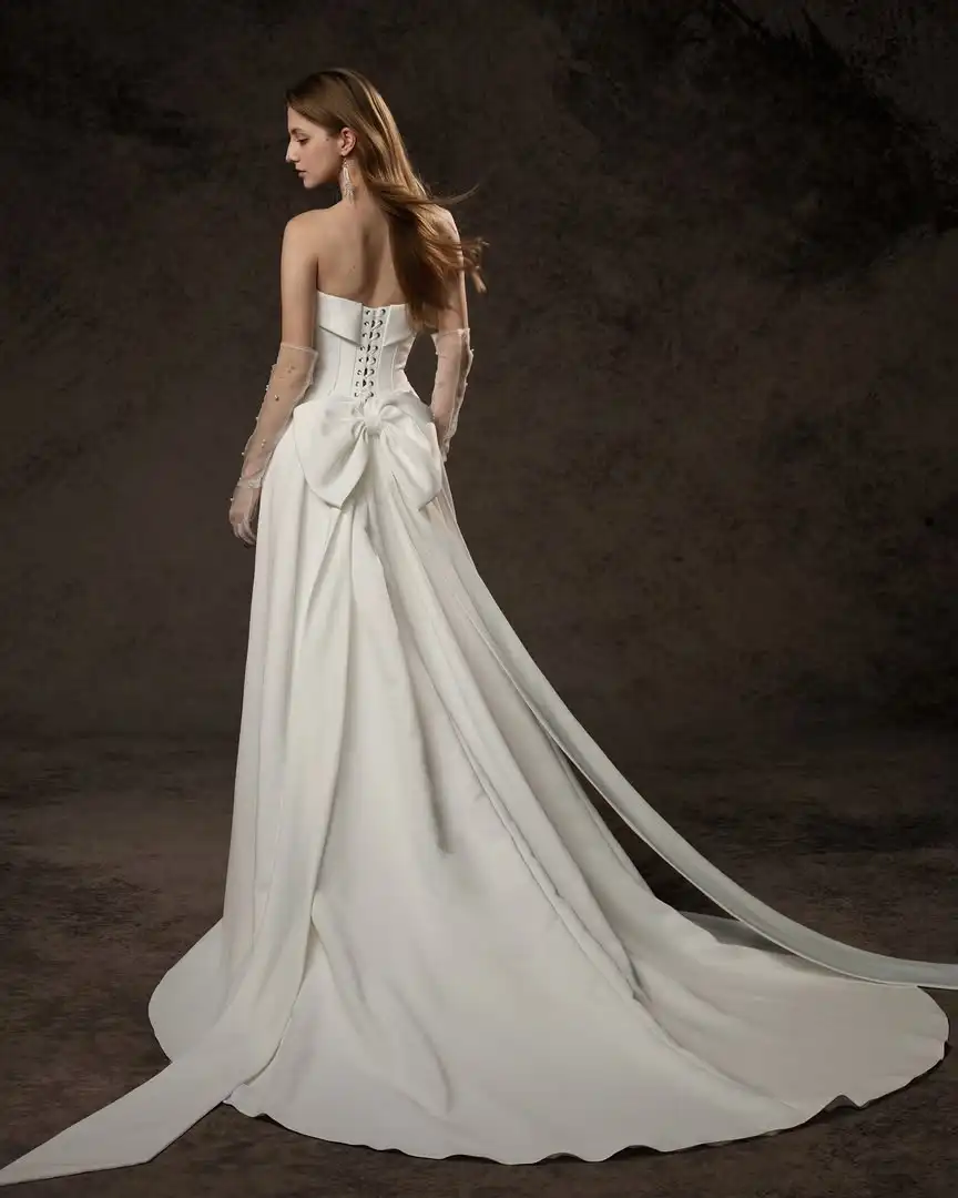 Luxuriöse trägerlose, ärmellose Brautkleider für Damen mit Kristallen, maßgeschneiderte Satin-A-Linien-Hochzeitskleider mit Schleppe und Schnürung am Rücken