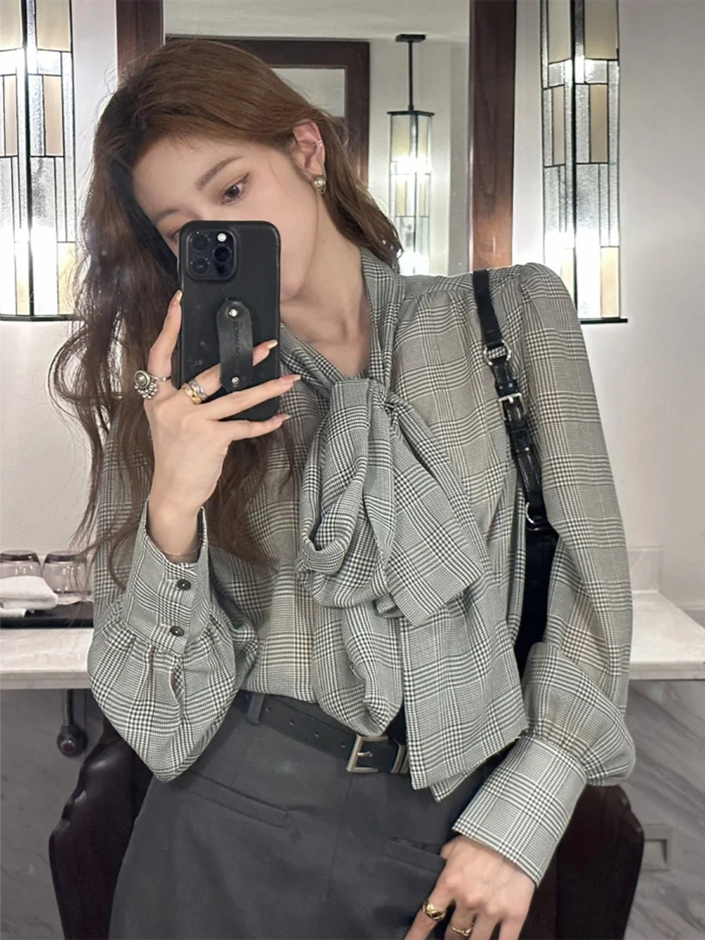 Retro Koreaanse stijl geruit overhemd voor dames met strikje ontwerp lente 2025, vroeg seizoen nieuwe innerlijke slijtage kantoor dame gelaagde tops