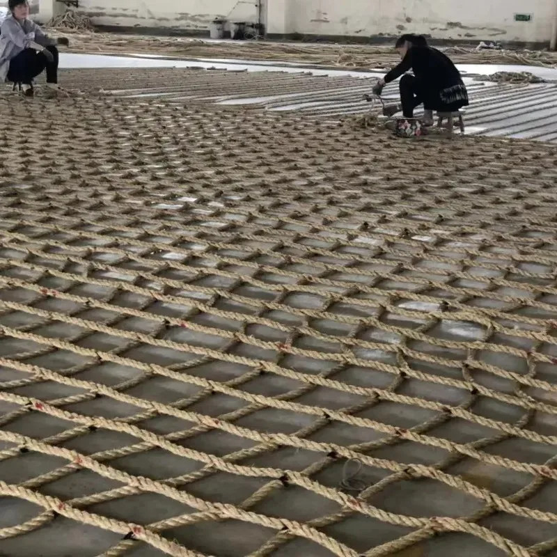 حبل السيزال المستخدم لشبكة هبوط طائرات الهليكوبتر