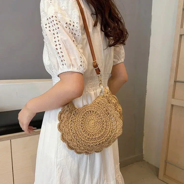 

2026 New Niche High-end French Messenger Straw Bag Hand-woven Beige Semi-round Hollow Fresh Fringed Bag
