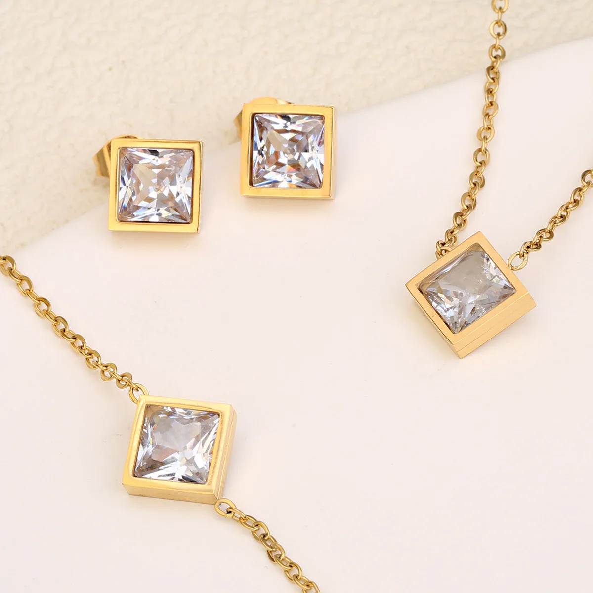 

Classic Durable Square Zircon Gold-Plated Stainless Steel Necklace Bracelet Earrings 3pcs for Women, Long-Lasting Beauty
