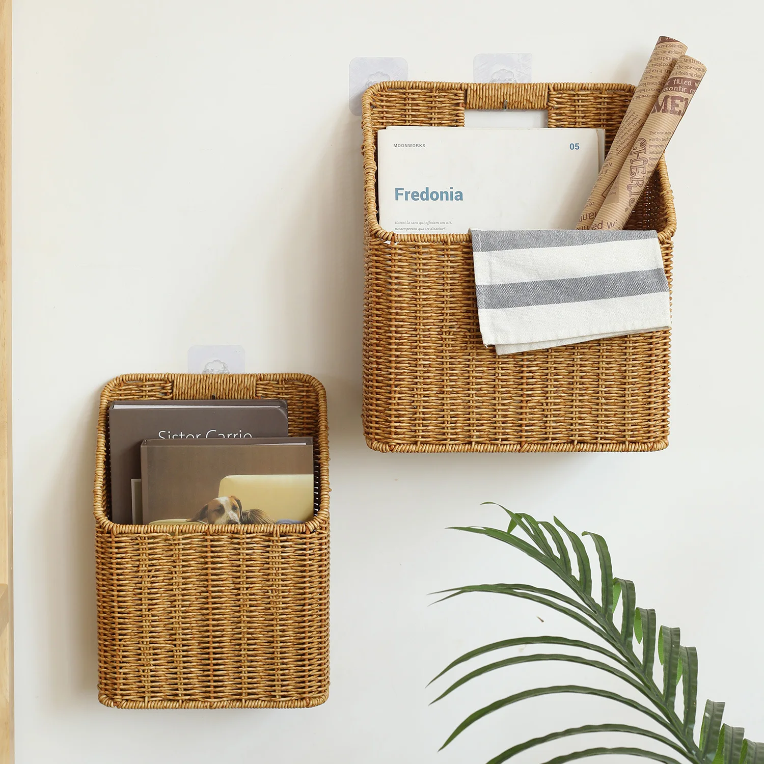 Rattan-style wall-mounted storage basket for bathroom and home, hang on the wall to store decorations, files, books, and magazin
