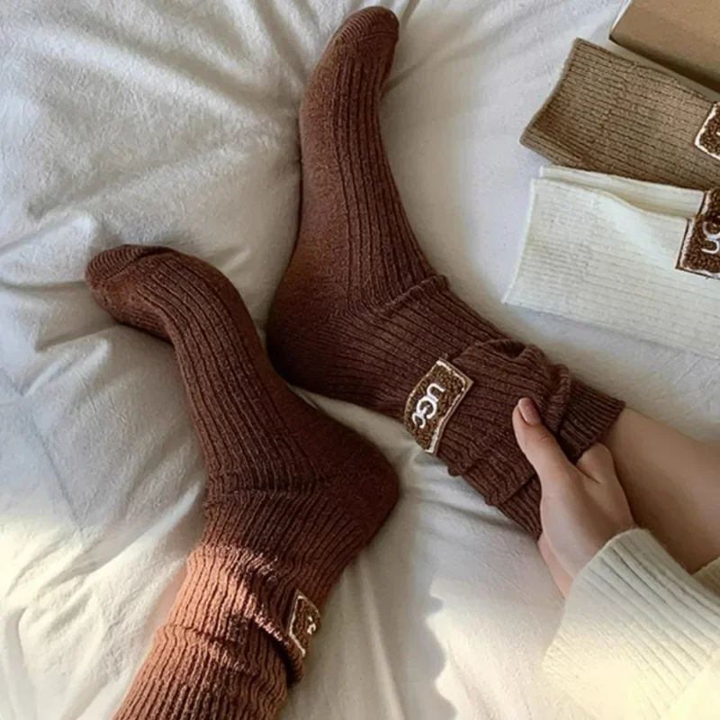 Calzini a metà polpaccio con logo con lettera ricamata alla moda Calzini in lana di cashmere Calzini casual in pile ispessito caldo invernale da donna Calzino per scarponi da neve
