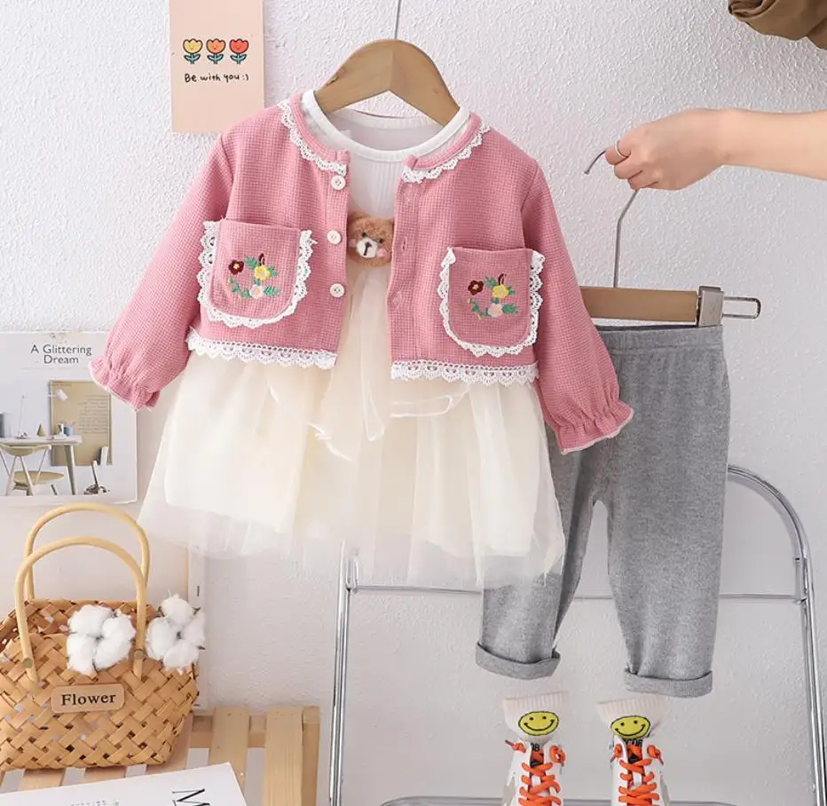 Ropa de diseñador para niña pequeña, conjuntos para niño pequeño, cárdigan de encaje bordado a la moda de otoño, chaqueta + vestido + pantalón, traje de 3 uds para niño