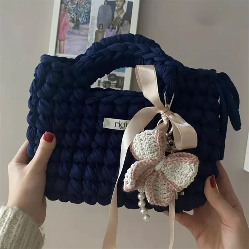 

Элегантная темно-синяя массивная сумка-тоут ручной работы, связанная крючком. Сумка-облако, с синей линией.